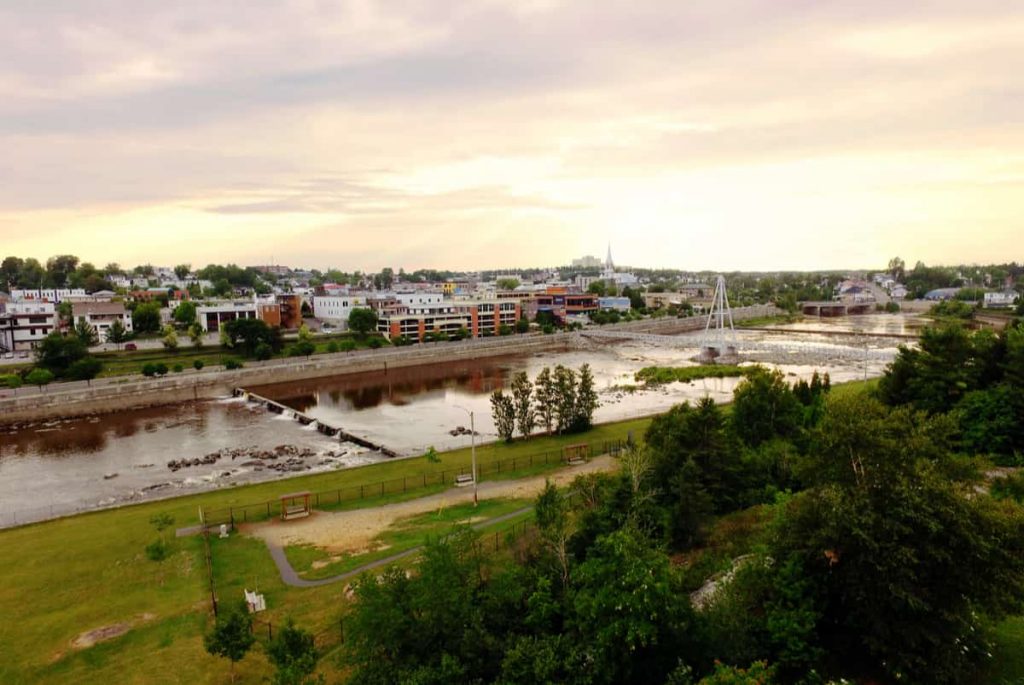 Vue de la rivière qui traverse la ville d’Alma, au Québec